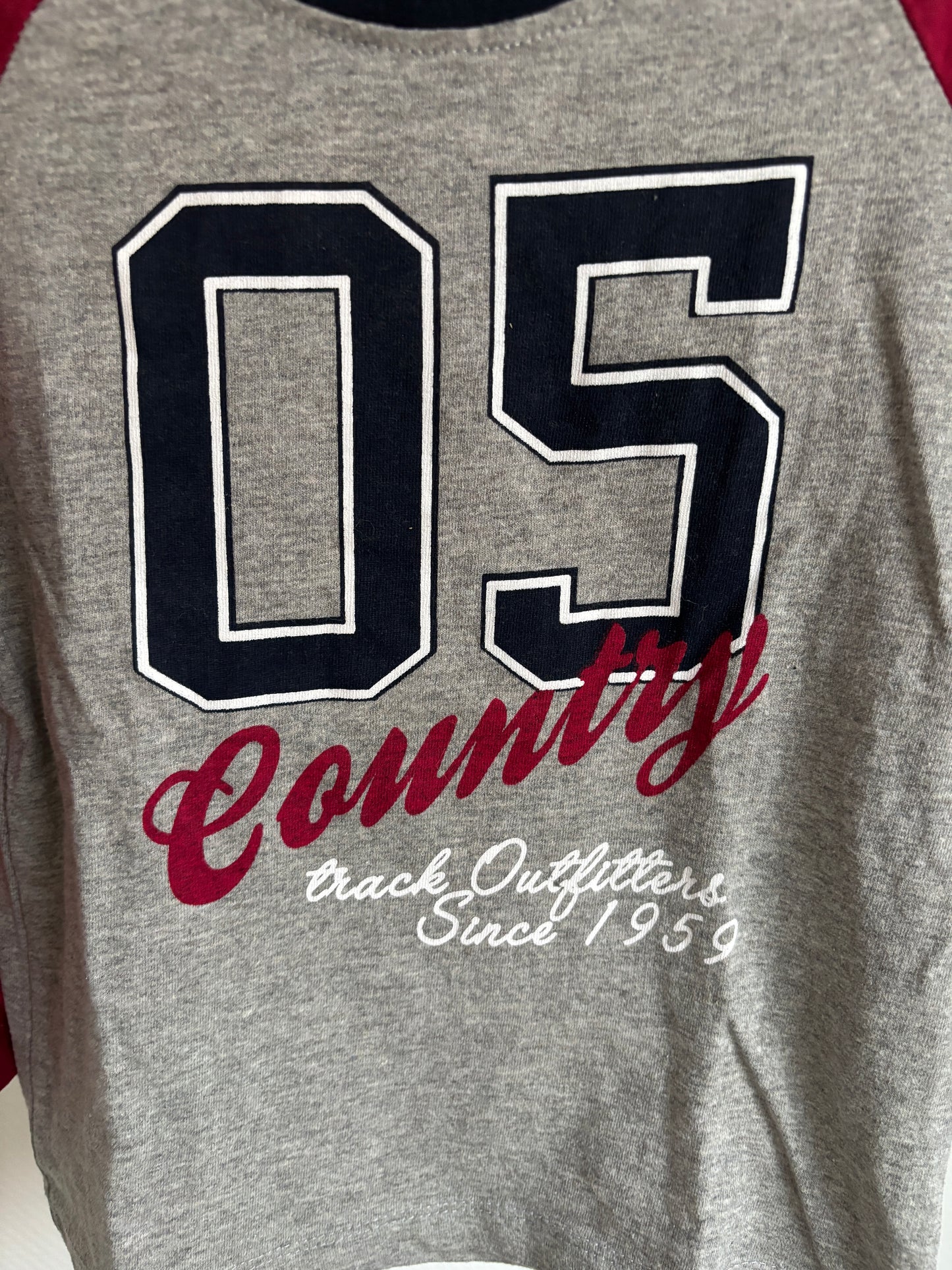 Grijze longsleeve met rode mouwen