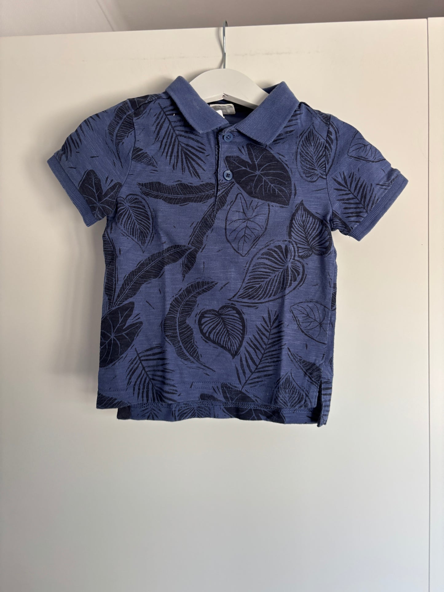 Blauwe polo met bladeren