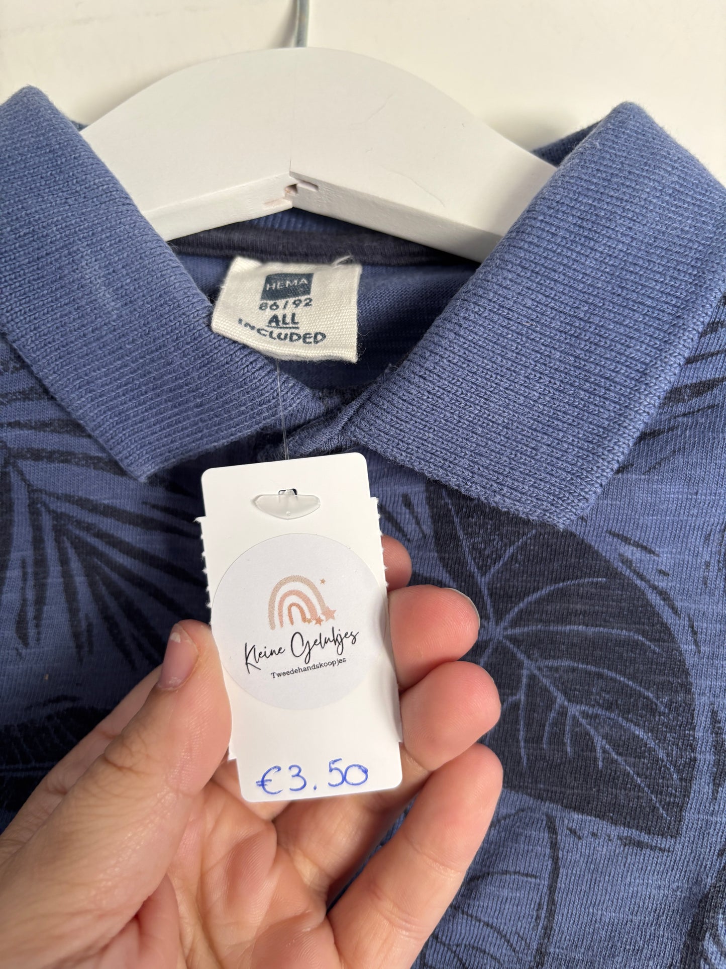 Blauwe polo met bladeren