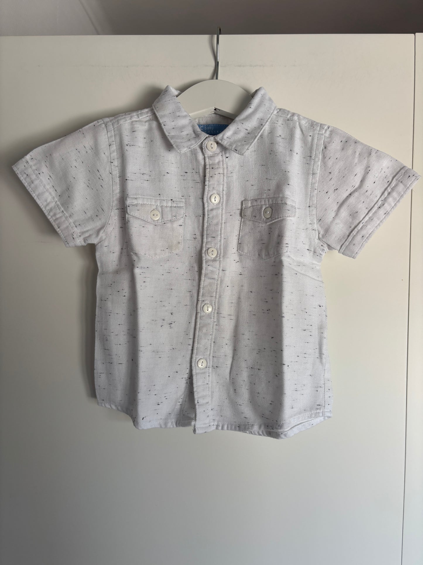 Wit gestippeld hemd met korte mouwen