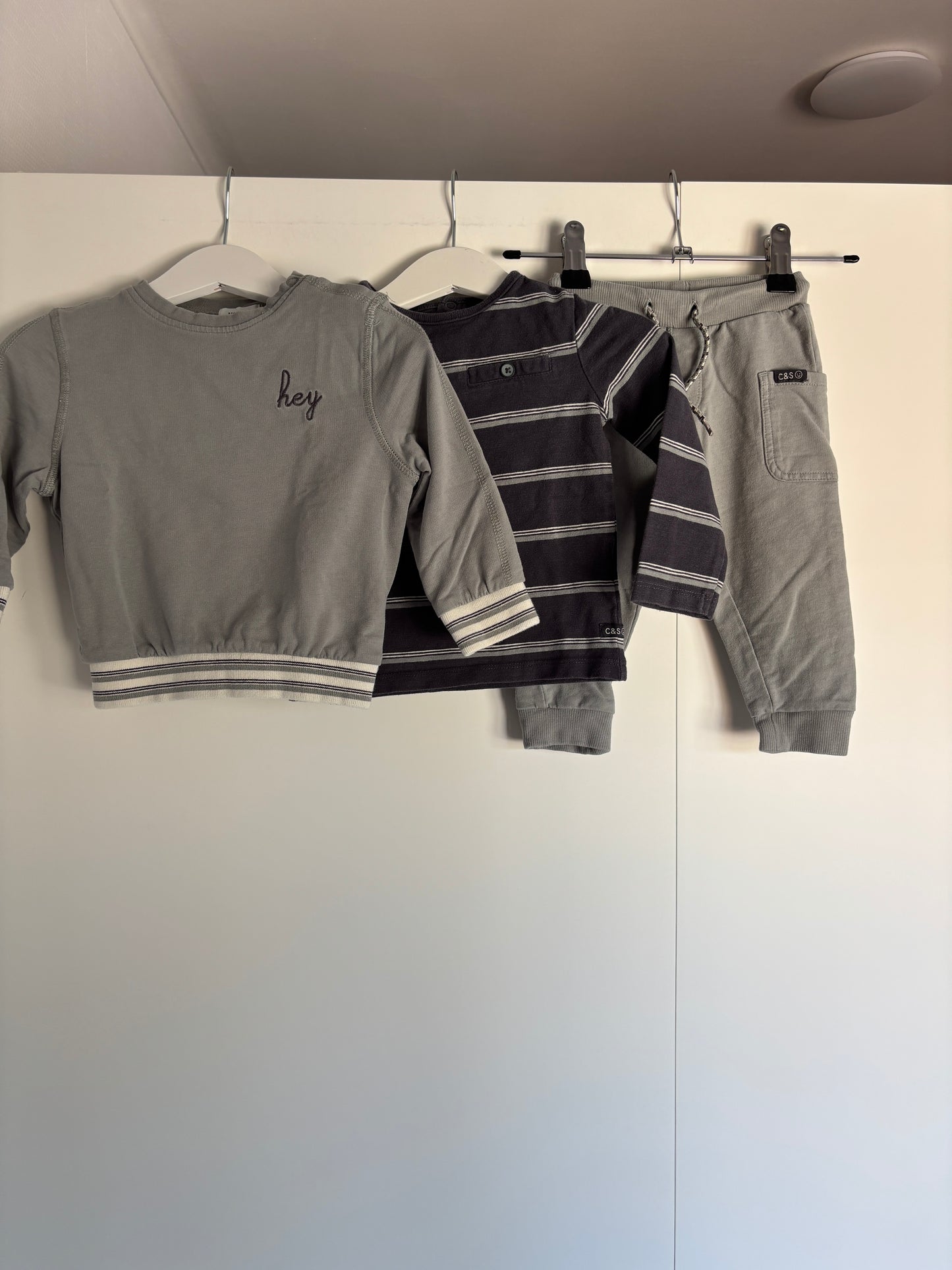 3-delige set: sweater, longsleeve en joggingbroekje