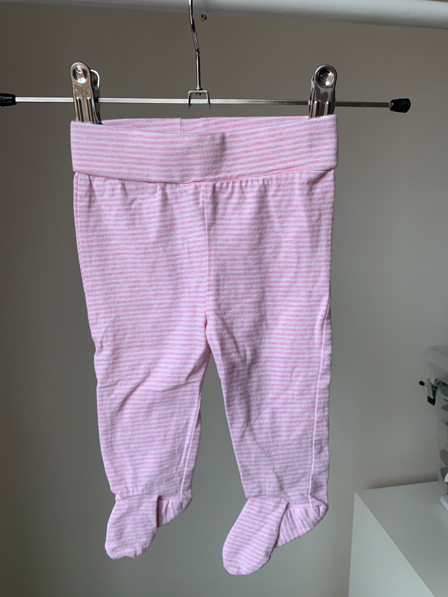 Roze gestreept broekje met voetjes ⚡