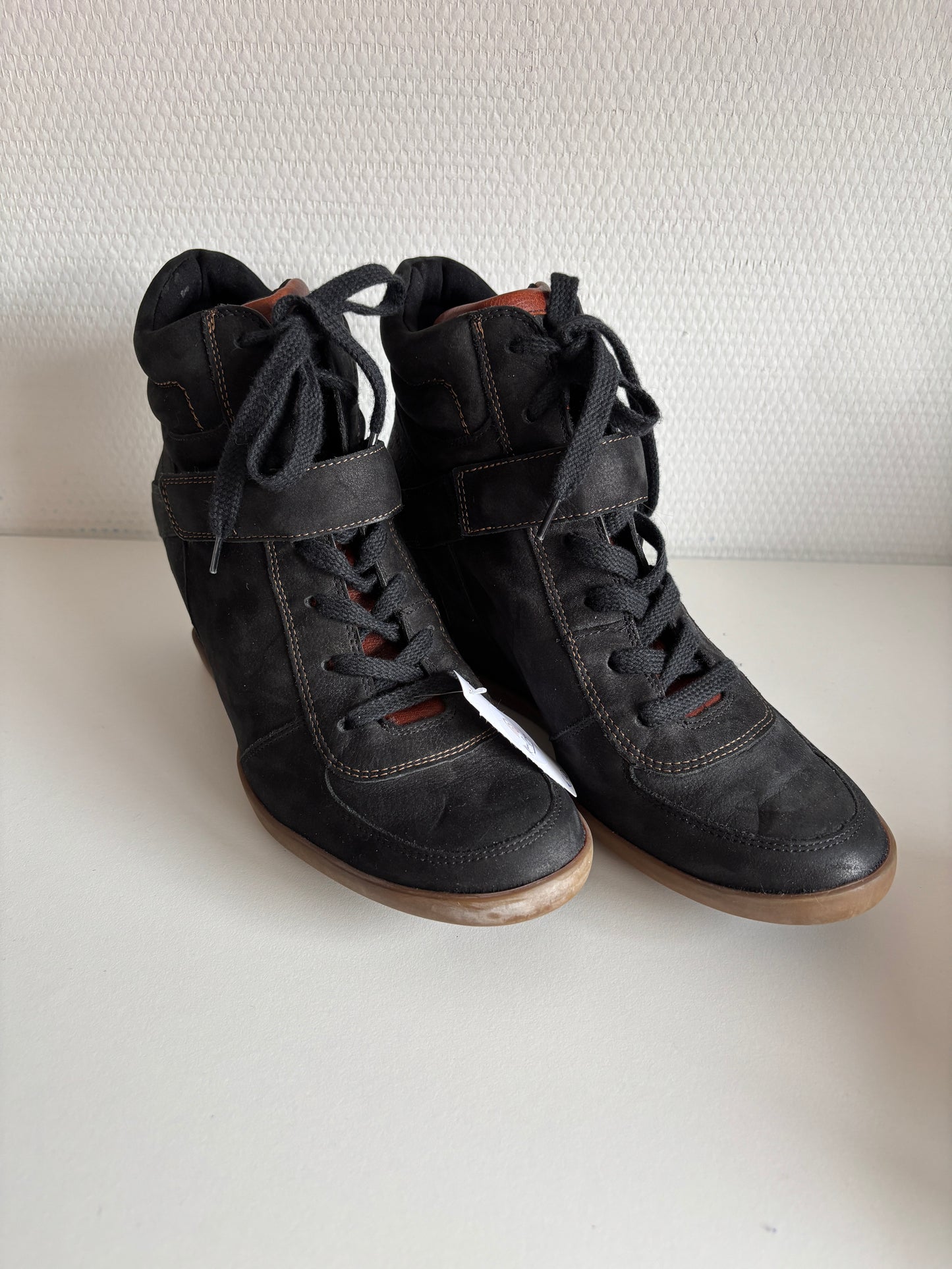 Zwarte enkellaarzen met sleehak