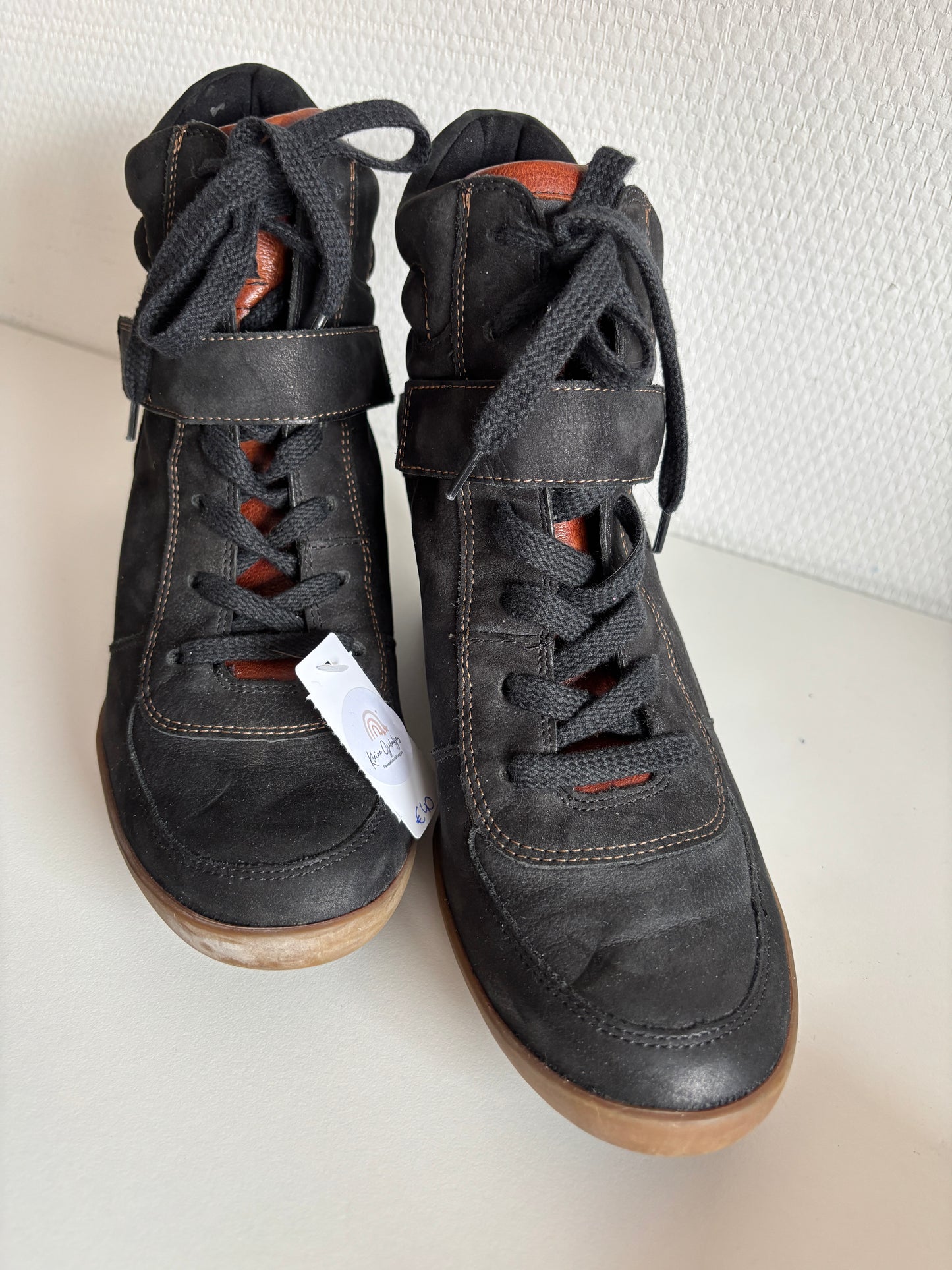 Zwarte enkellaarzen met sleehak