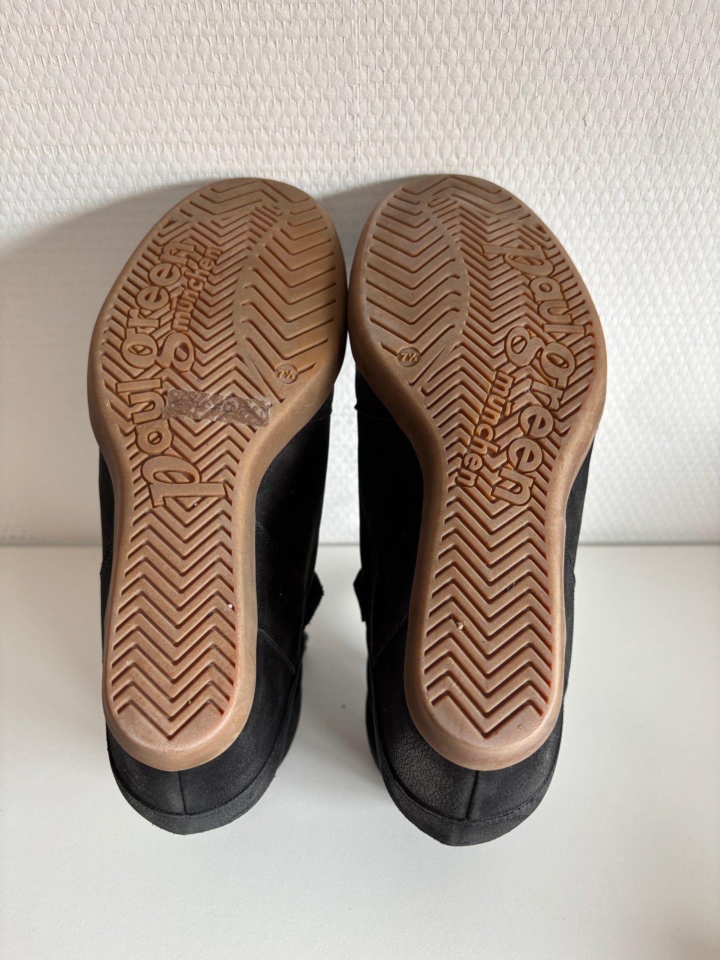 Zwarte enkellaarzen met sleehak