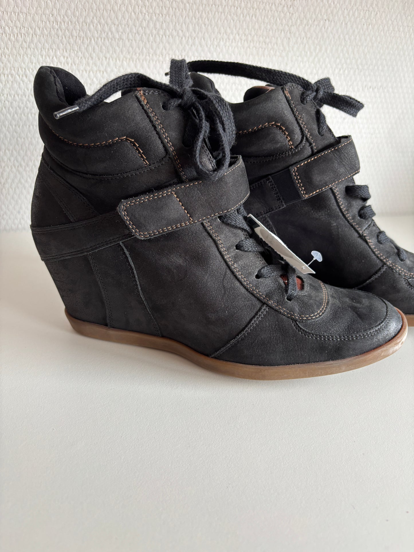 Zwarte enkellaarzen met sleehak