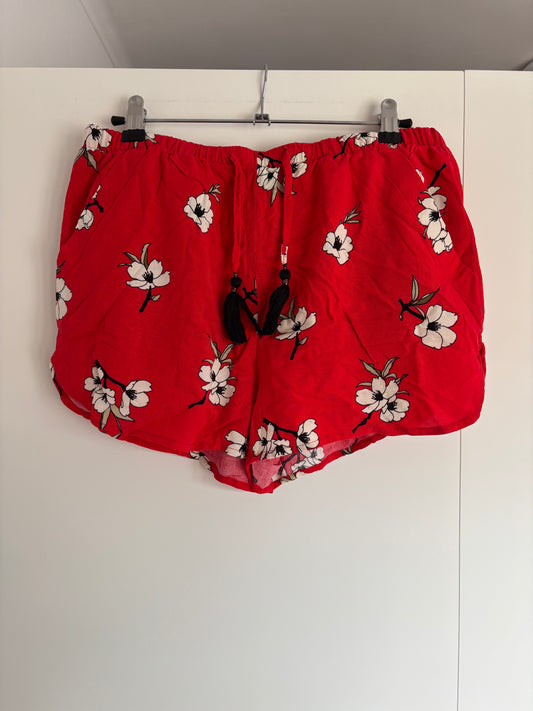 Rode short met bloemen