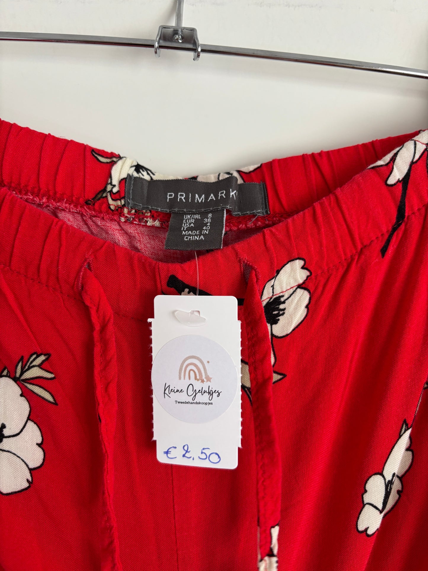 Rode short met bloemen