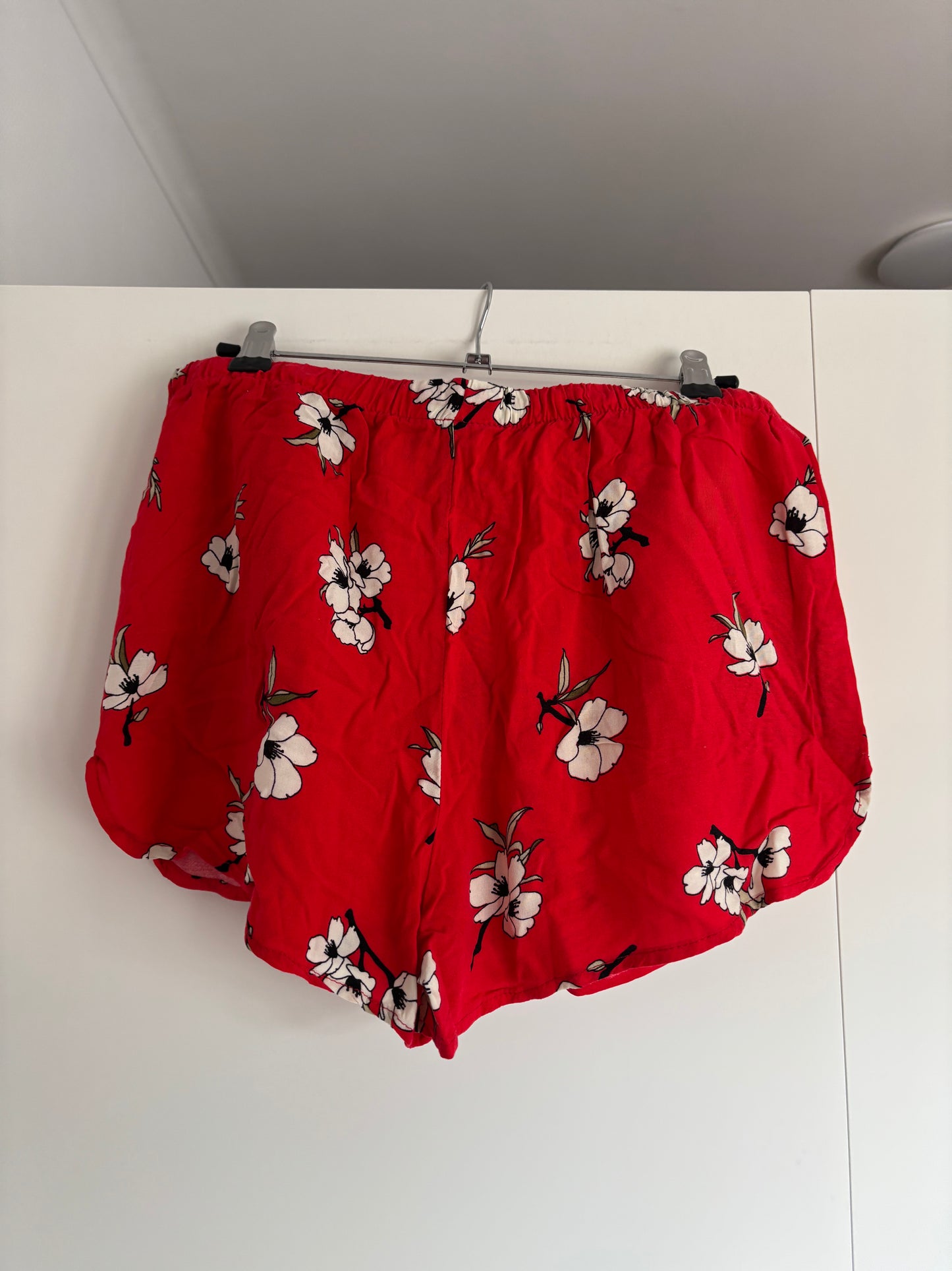 Rode short met bloemen