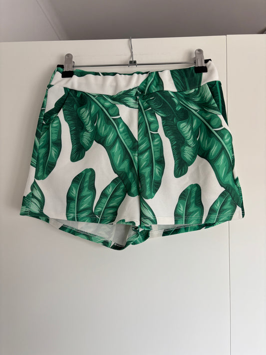 Witte short met groene bladeren