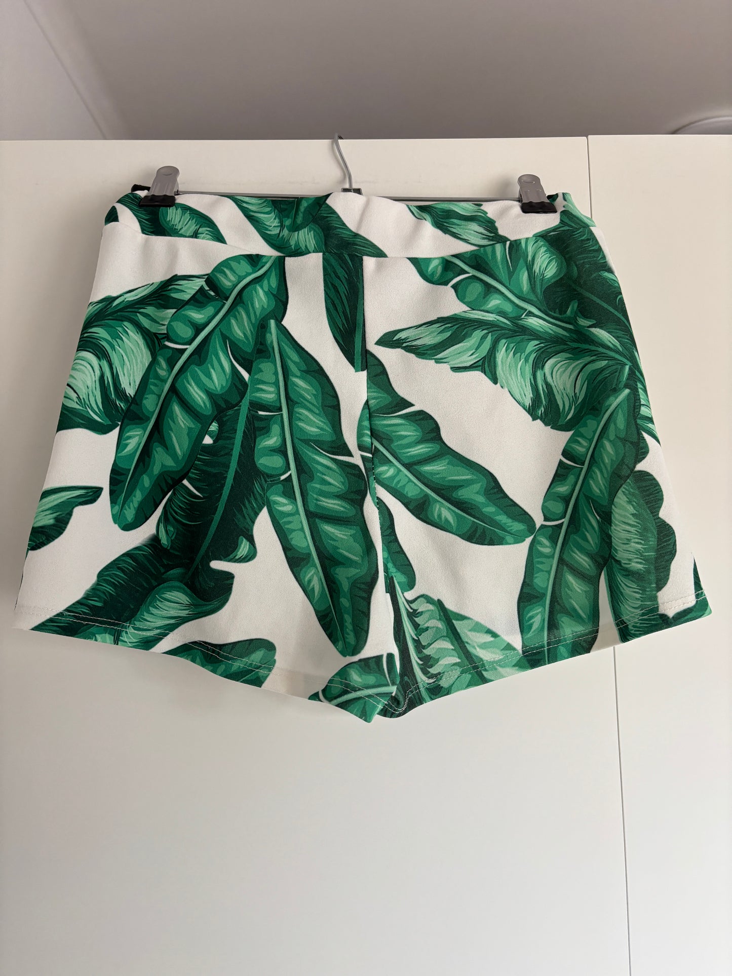 Witte short met groene bladeren