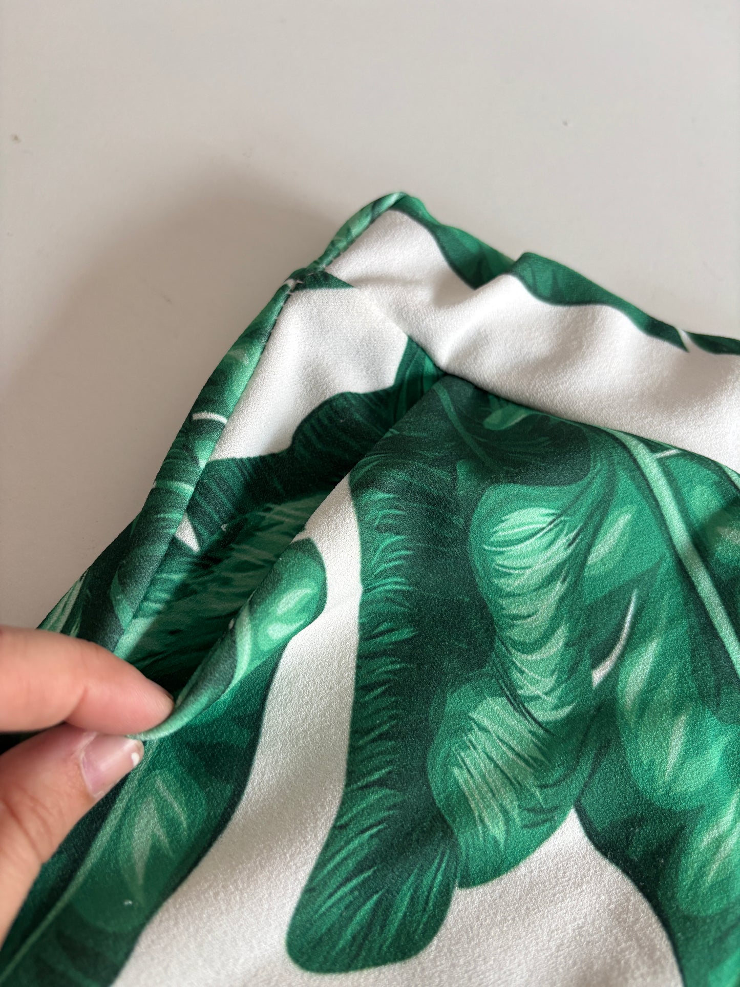 Witte short met groene bladeren