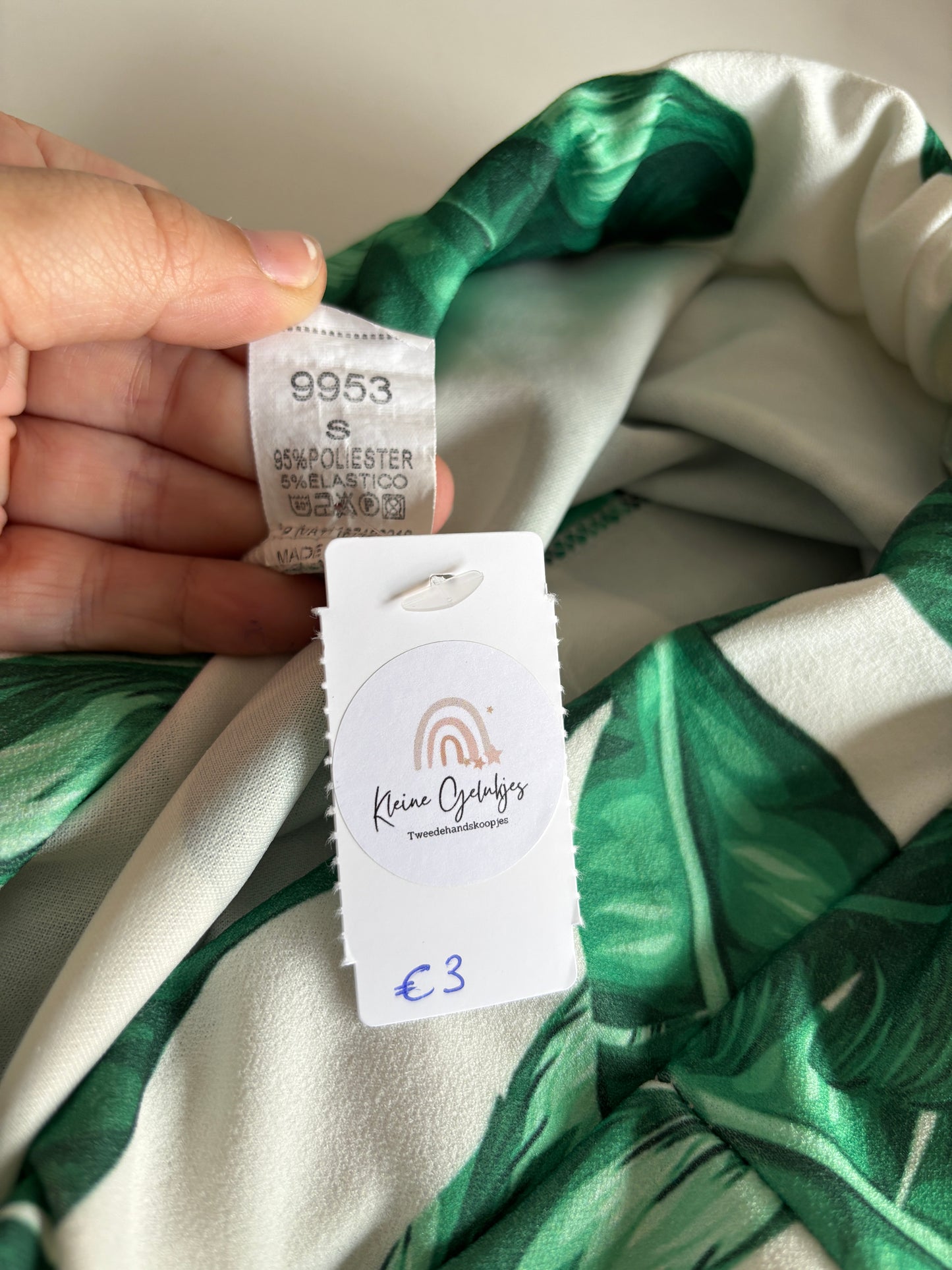 Witte short met groene bladeren