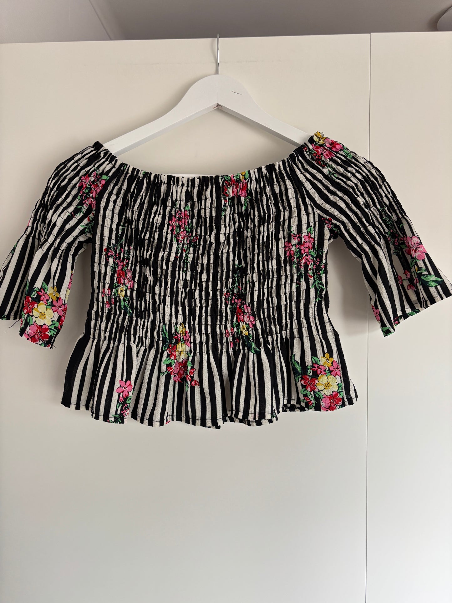 Gestreepte off-shoulder shirt