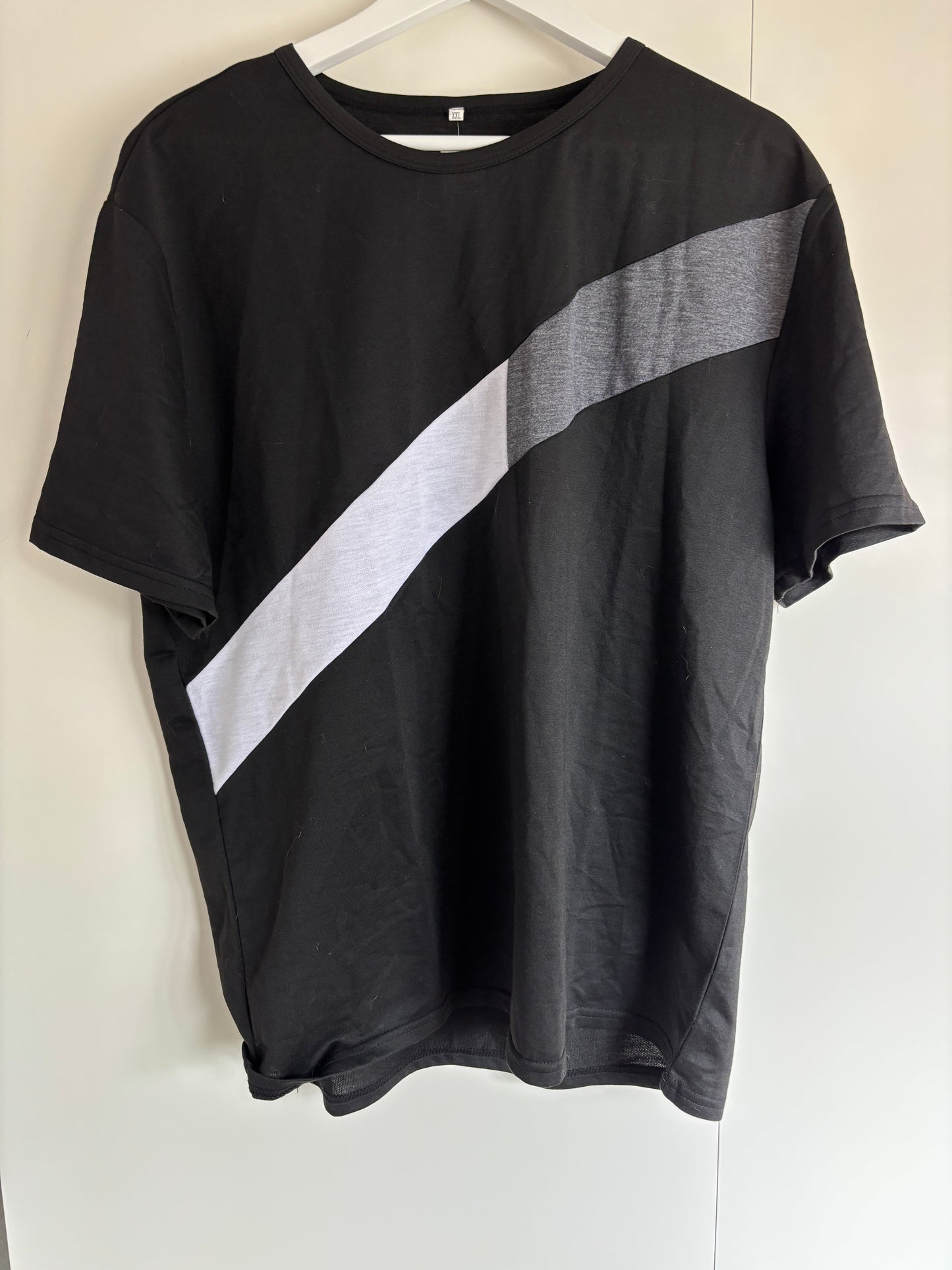 Zwarte T-shirt met streep