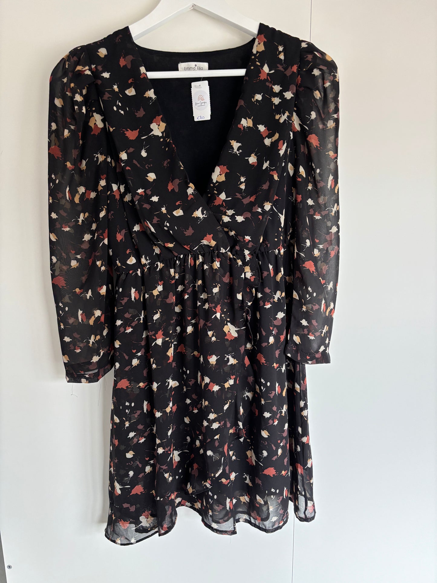 Zwart jurkje met herfstbladeren