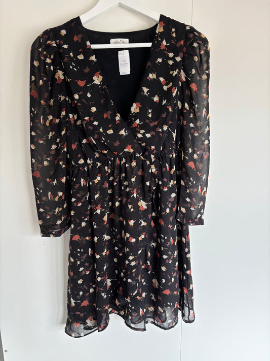 Zwart jurkje met herfstbladeren