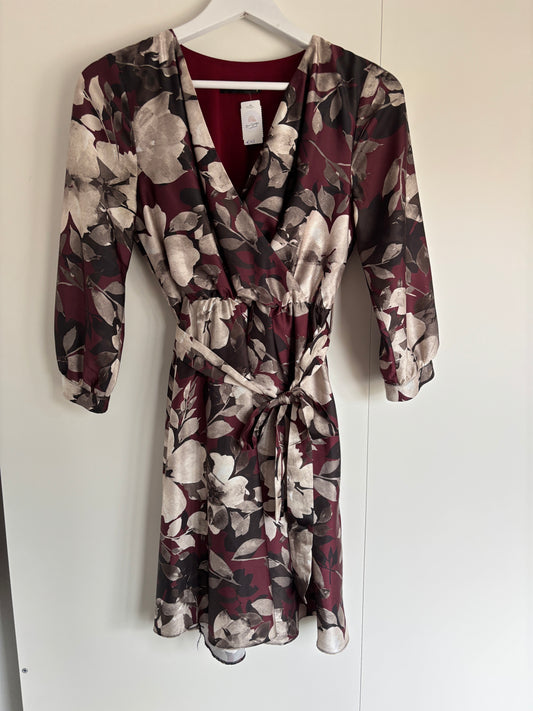 Wijnrode jurk met bladeren