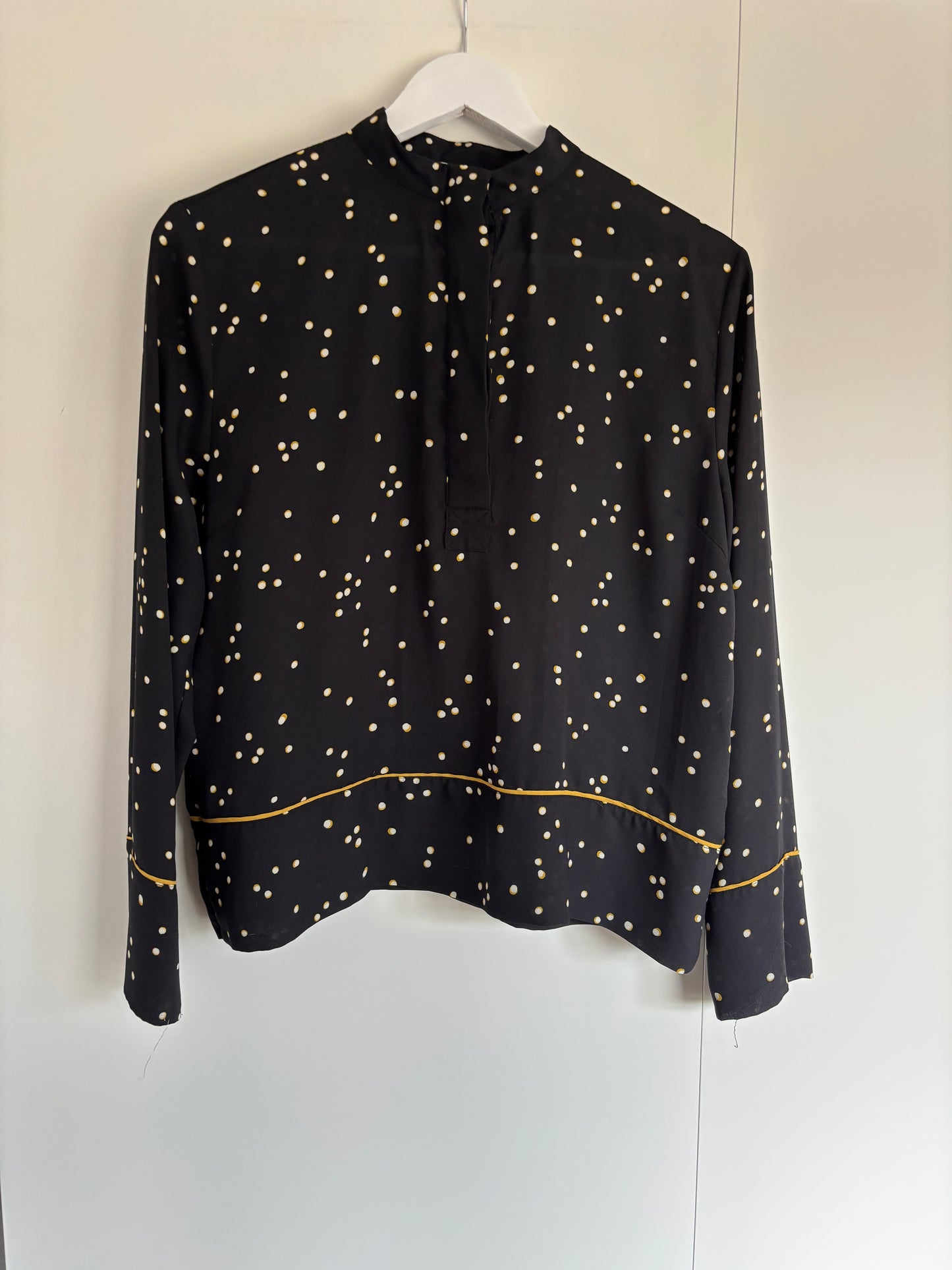 Zwarte gestippelde blouse