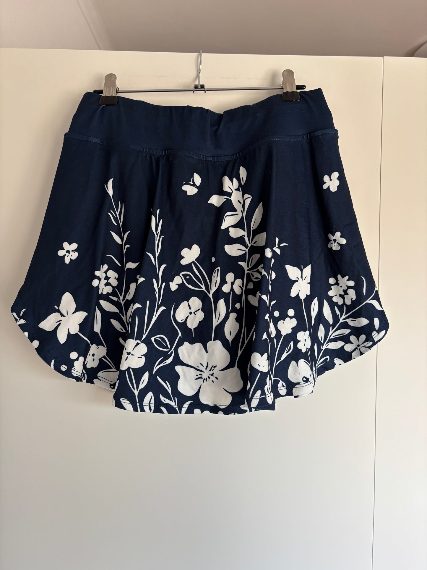 Blauwe broekrok met bloemen