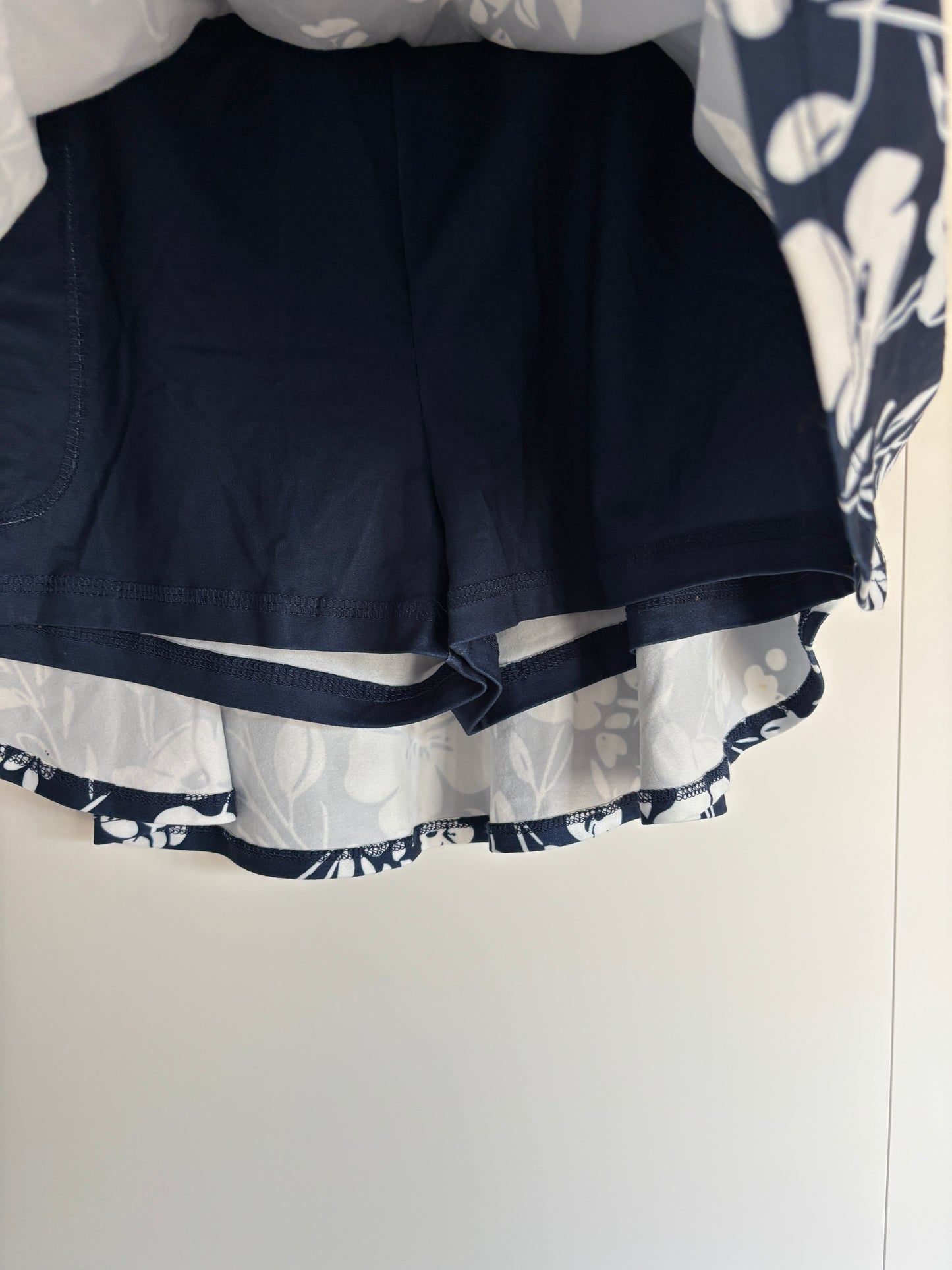 Blauwe broekrok met bloemen