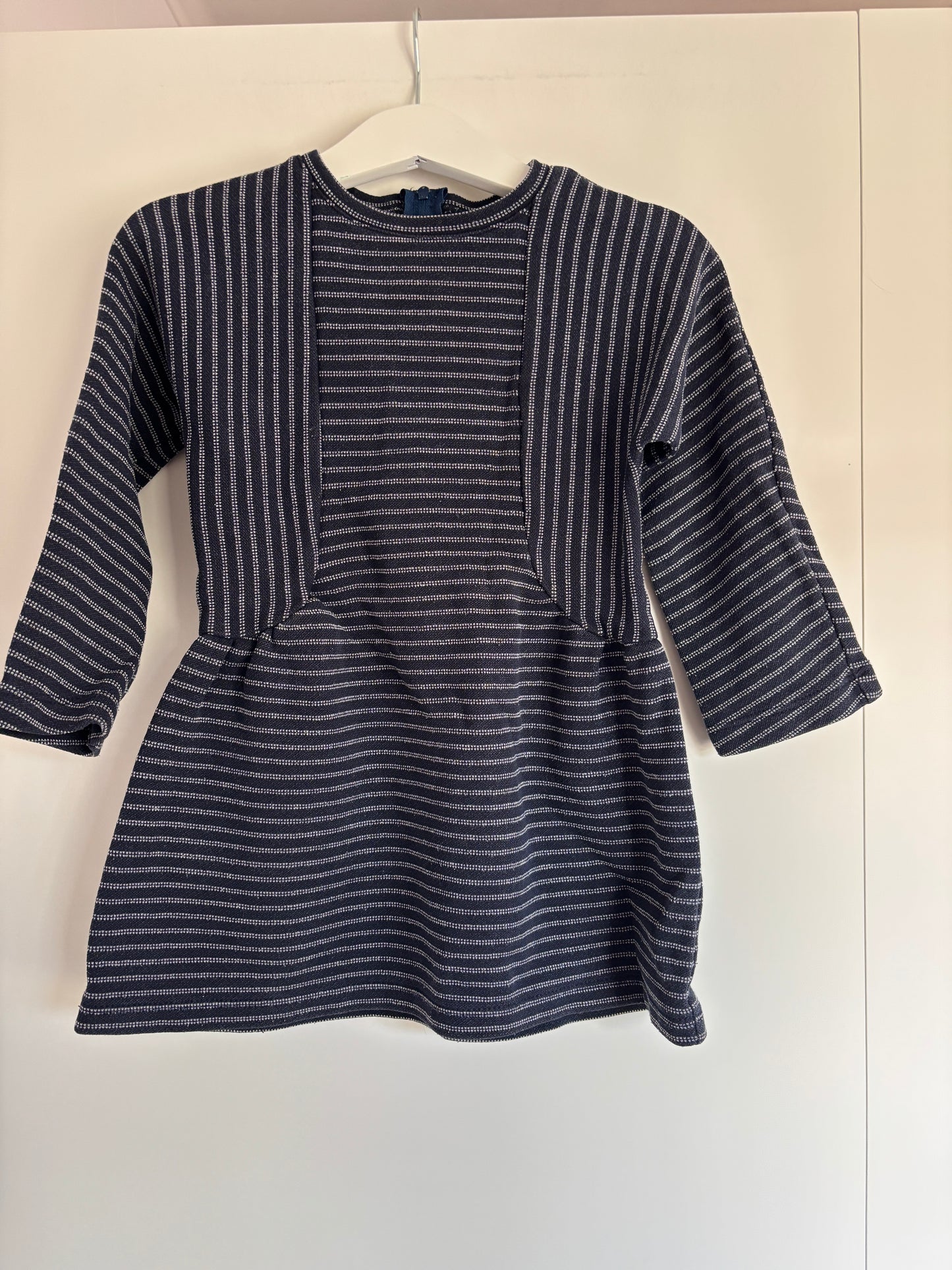 Marineblauwe gestreepte jurk