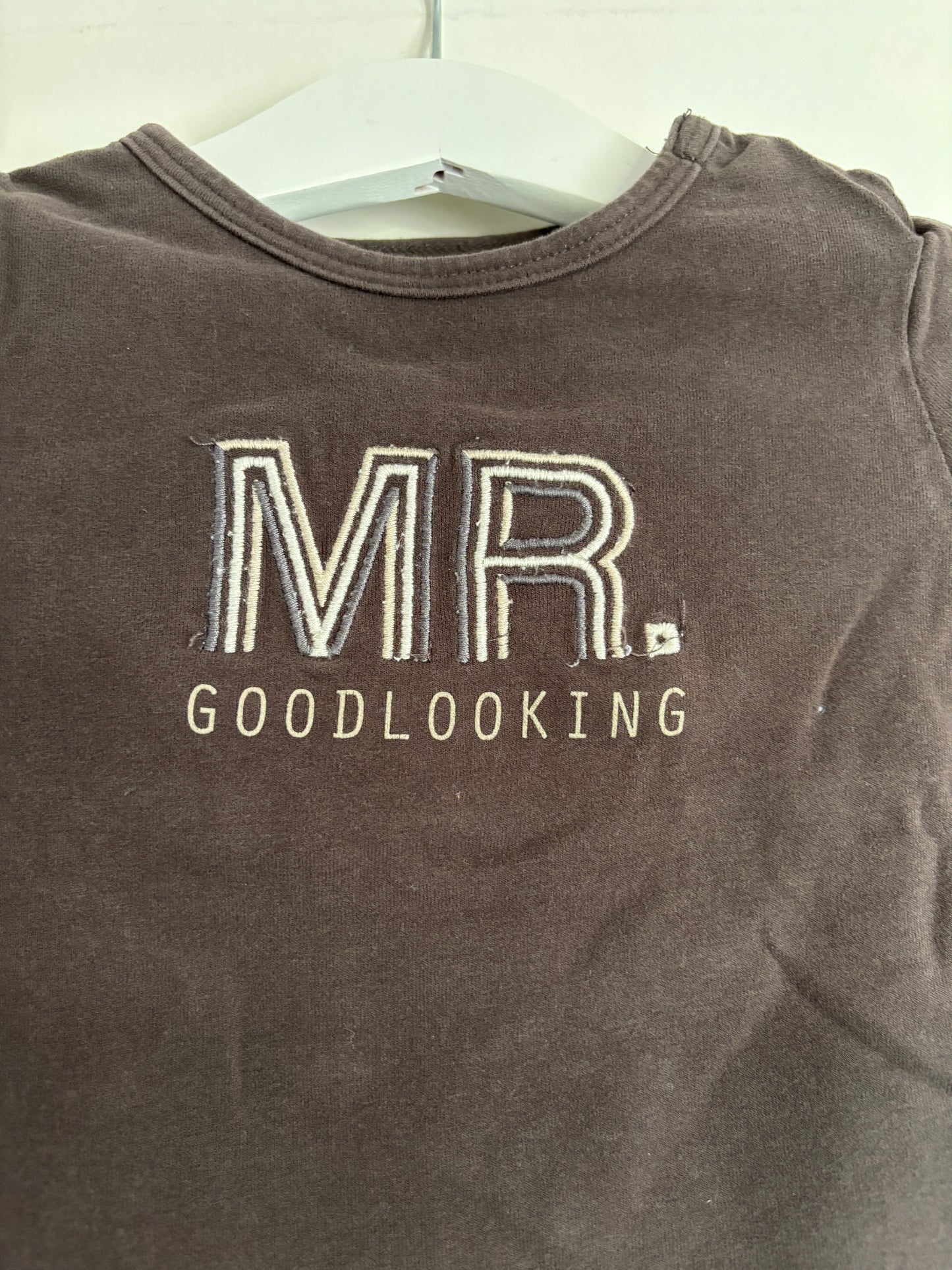 Bruingrijze longsleeve "Mr. Goodlooking"