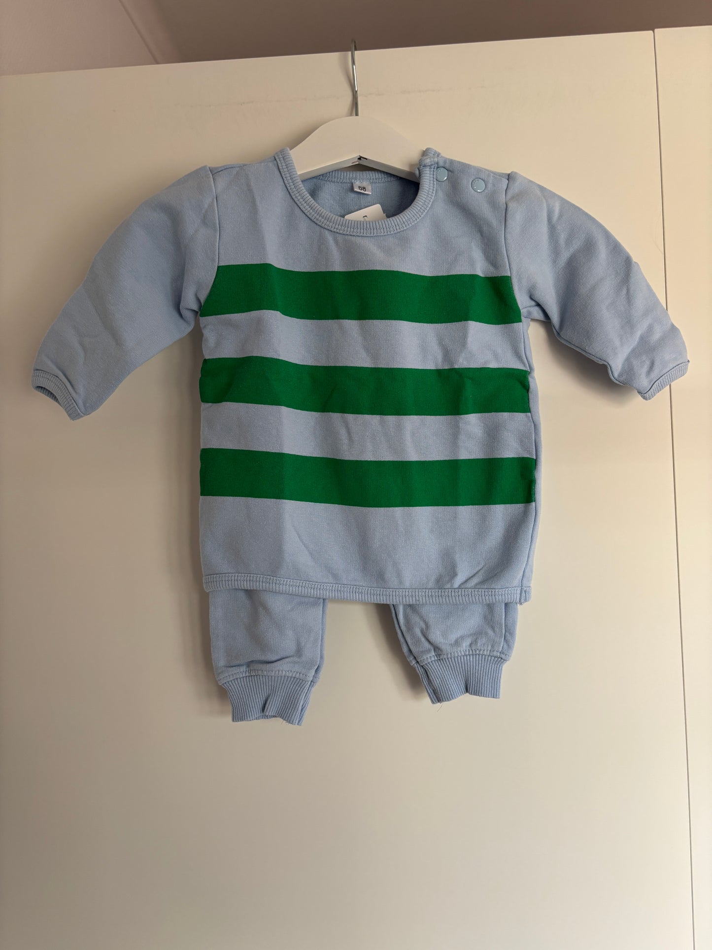 Lichtblauw setje: sweater en joggingbroek