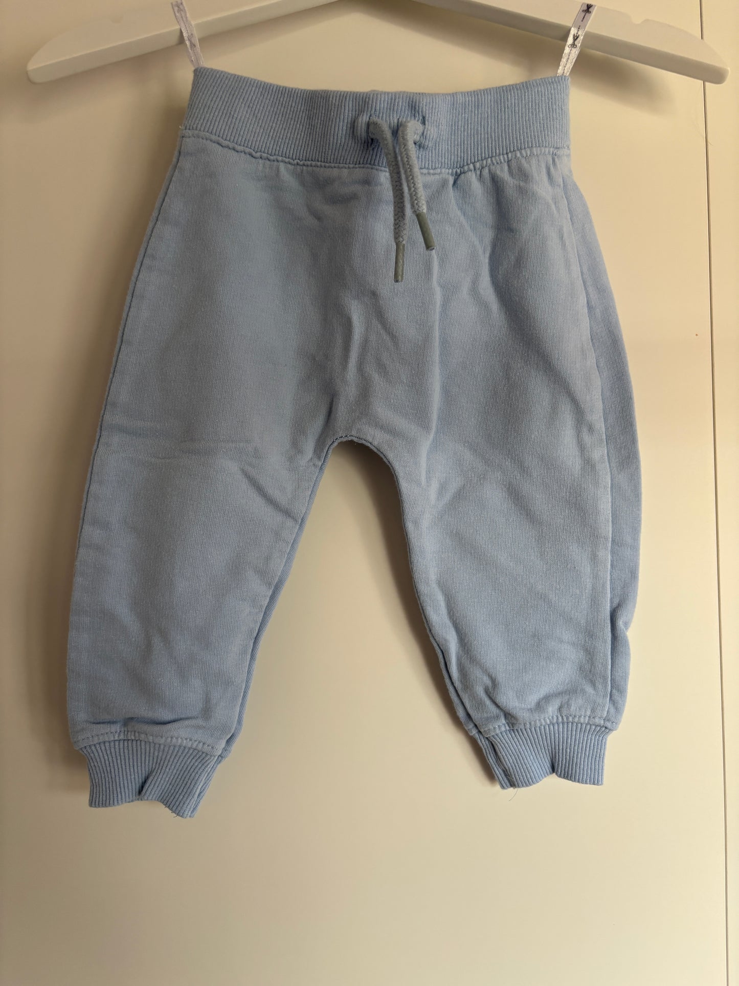 Lichtblauw setje: sweater en joggingbroek