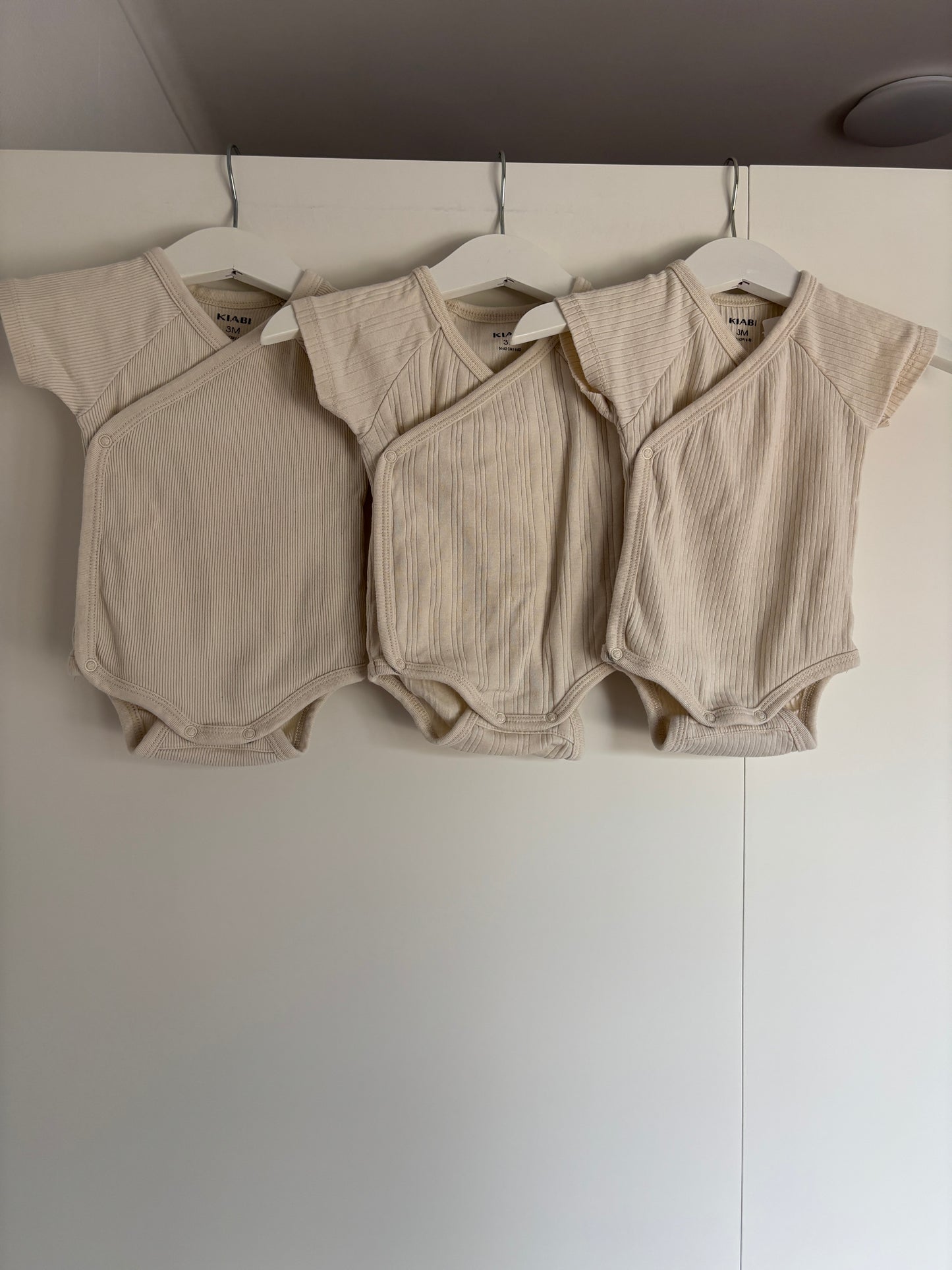 Bundel crèmekleurige overslagrompers met korte mouwen (3)
