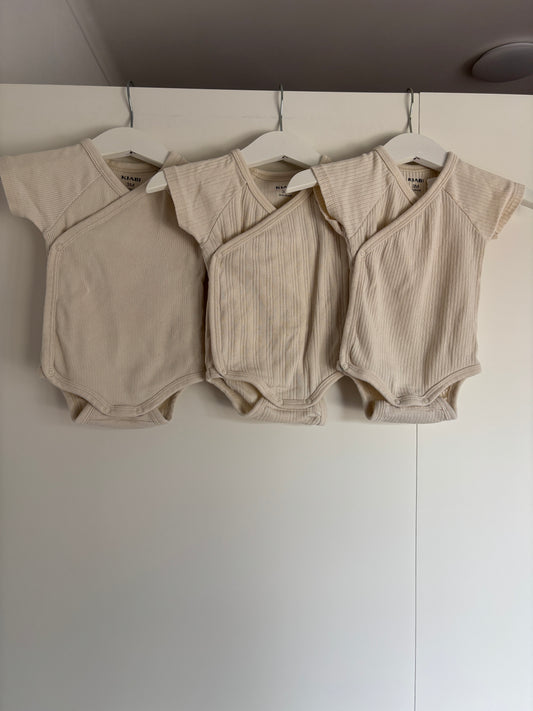 Bundel crèmekleurige overslagrompers met korte mouwen (3)