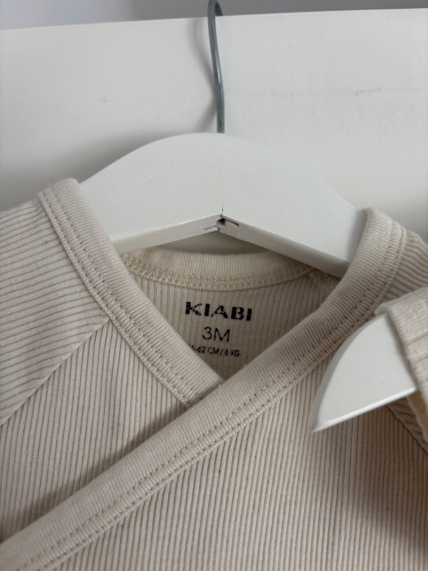 Bundel crèmekleurige overslagrompers met korte mouwen (3)