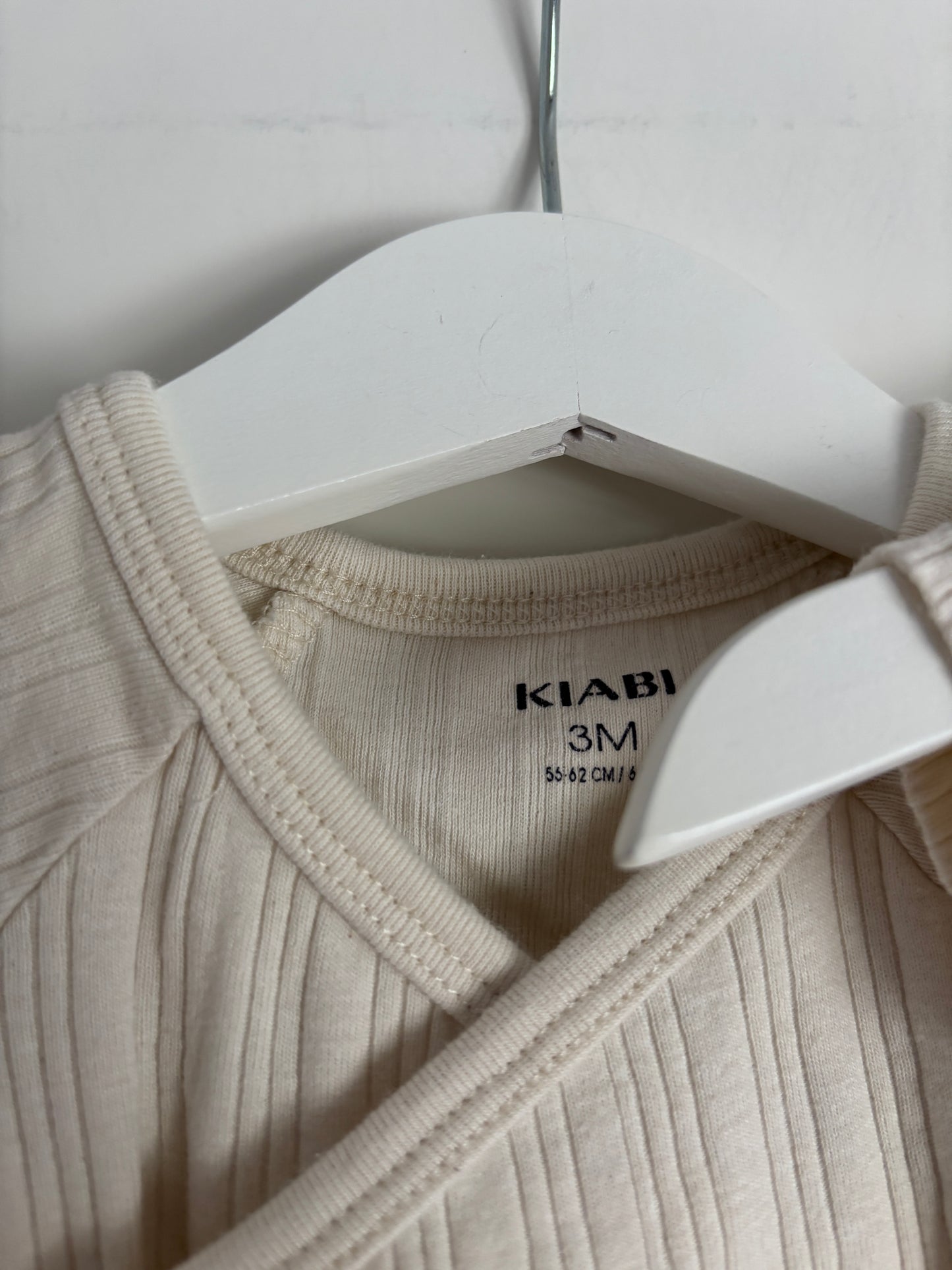 Bundel crèmekleurige overslagrompers met korte mouwen (3)