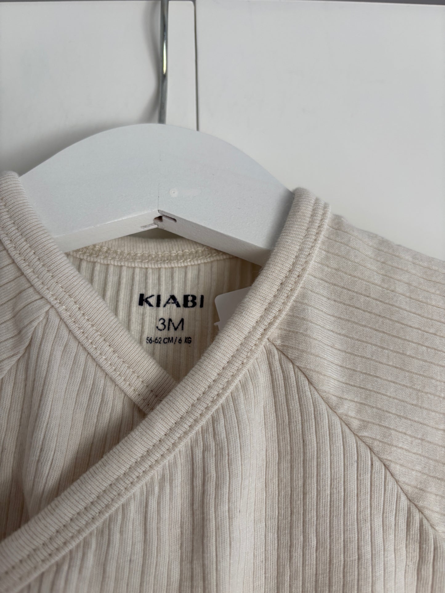 Bundel crèmekleurige overslagrompers met korte mouwen (3)