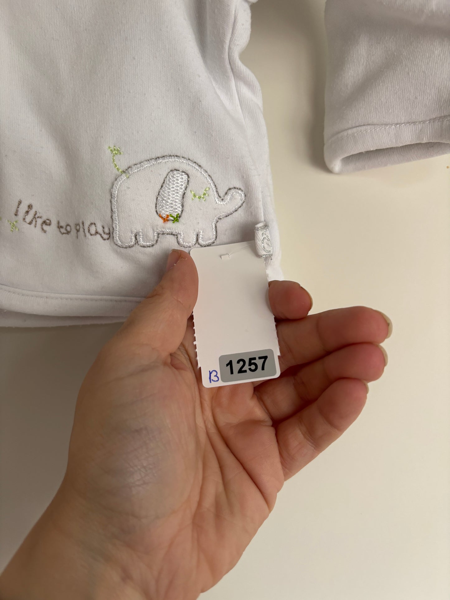 Witte vest met olifant