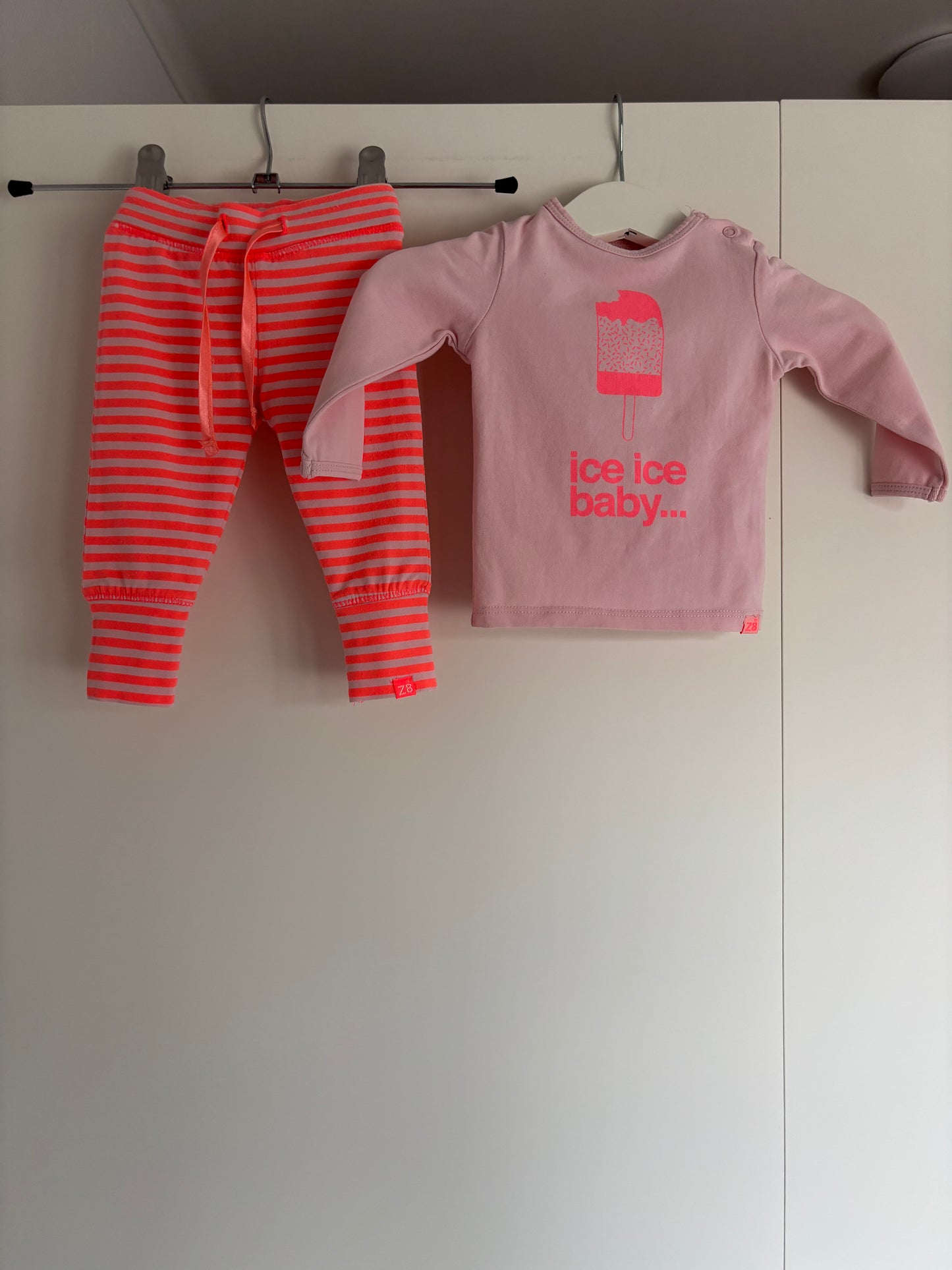 Set: longsleeve en gestreepte broek