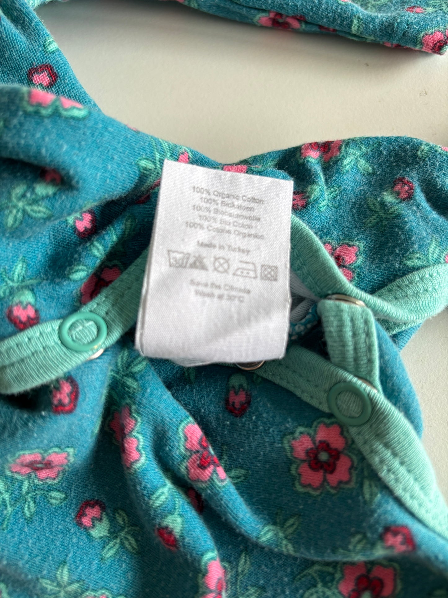 Turquoise eendelige pyjama met bloemetjes