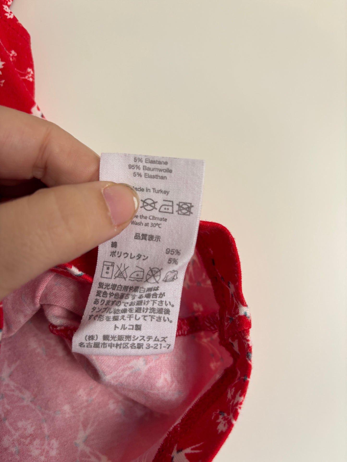 Rood jurkje met bloemetjes