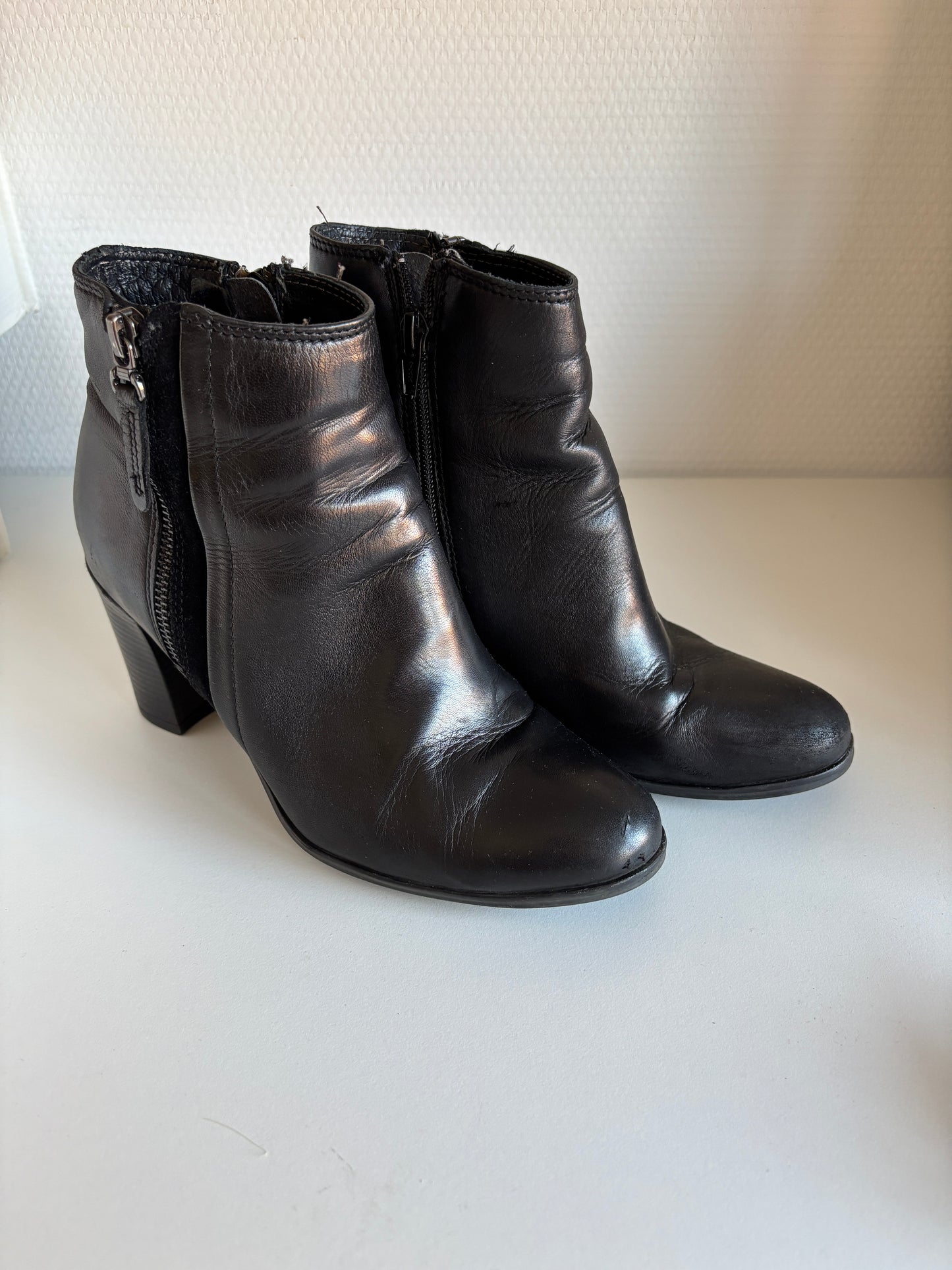 Zwarte enkellaarsjes met hak