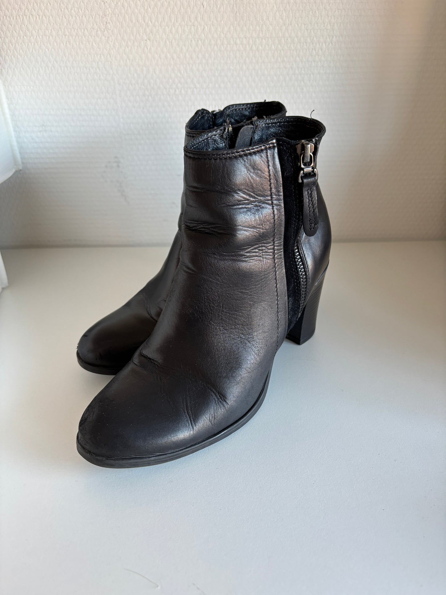 Zwarte enkellaarsjes met hak