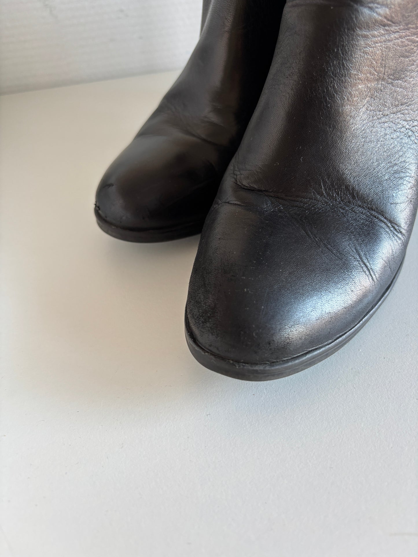 Zwarte enkellaarsjes met hak