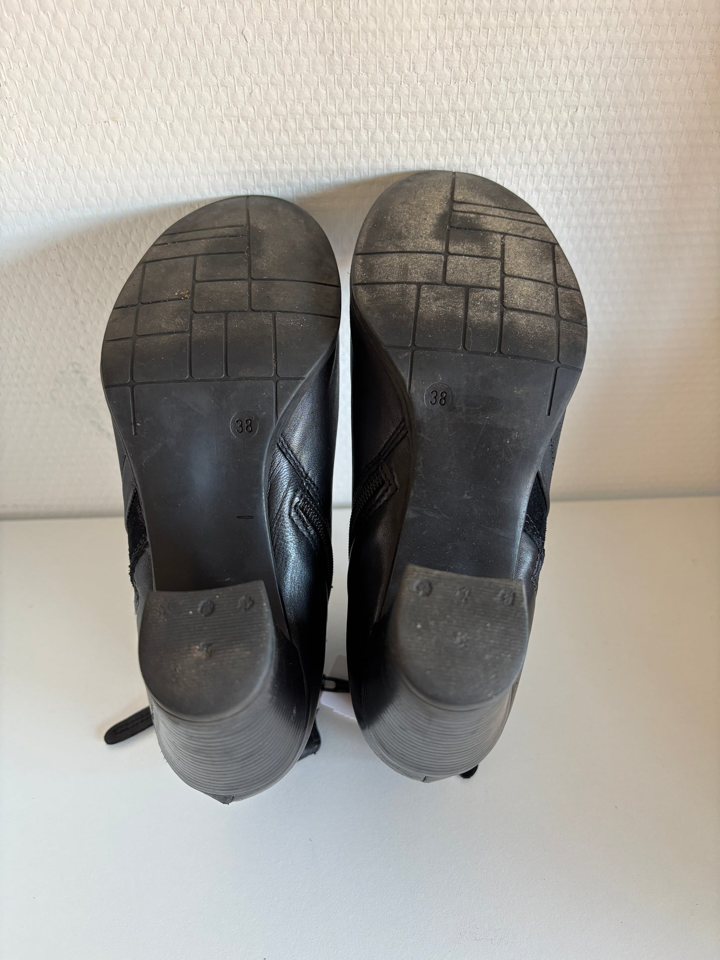 Zwarte enkellaarsjes met hak