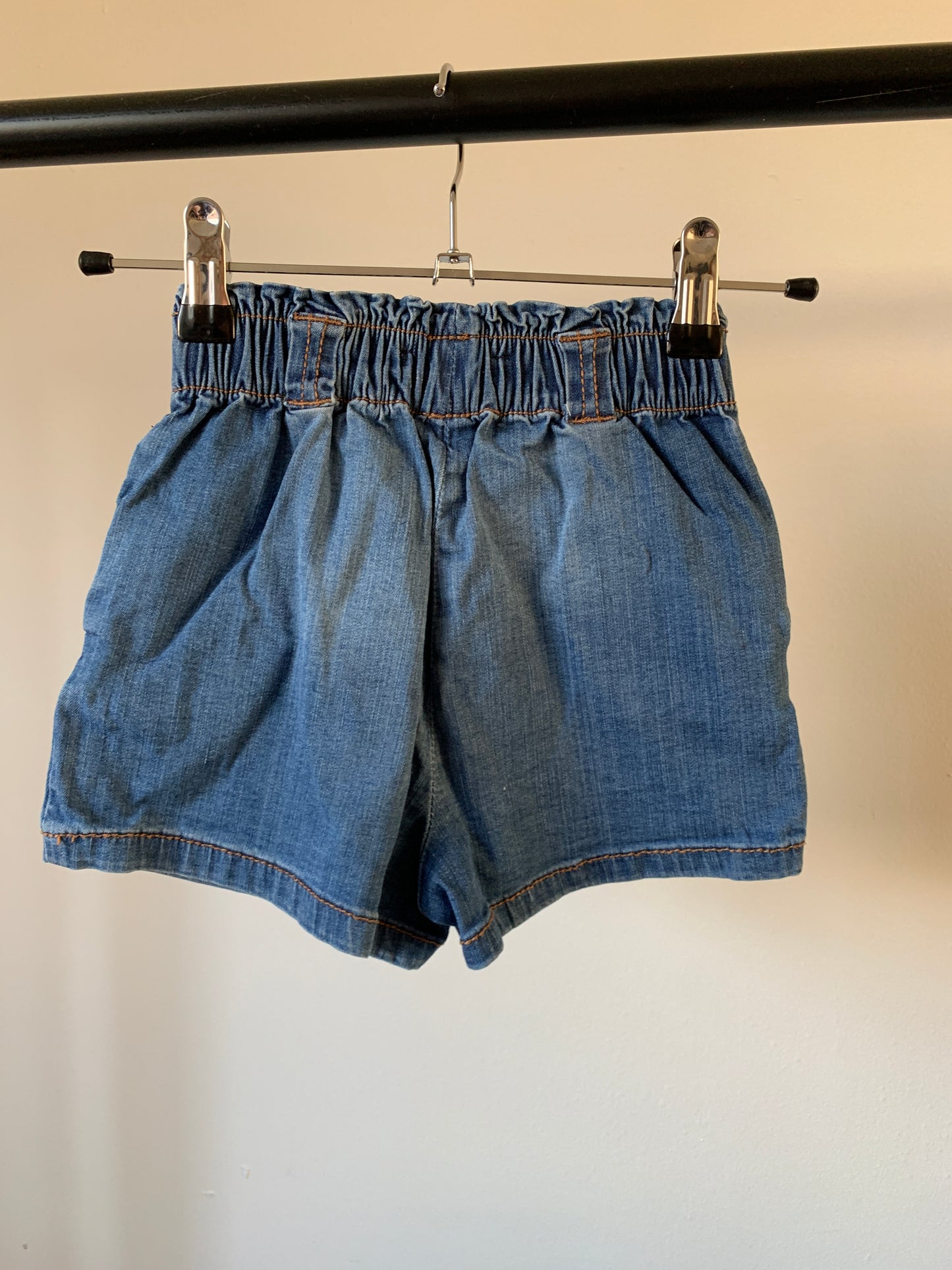 Frizzle jeansshort 110 - nieuwstaat 💸