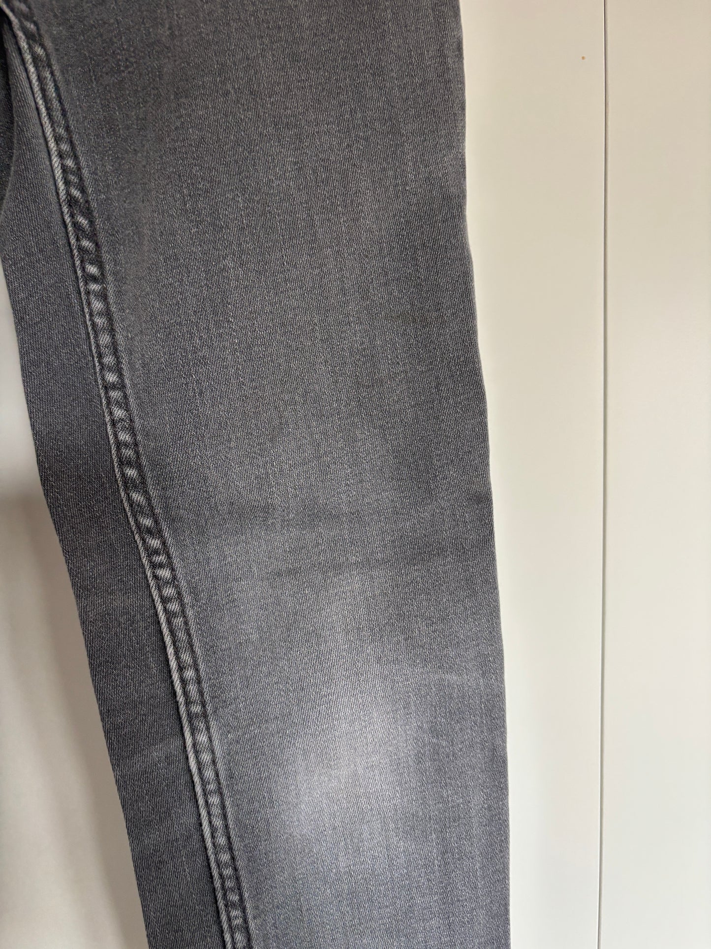 Donkergrijze jeansbroek