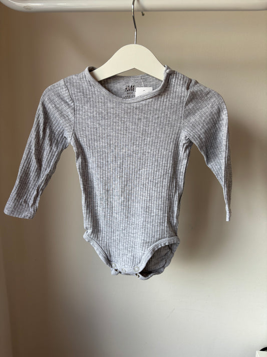 Lichtgrijze ribromper