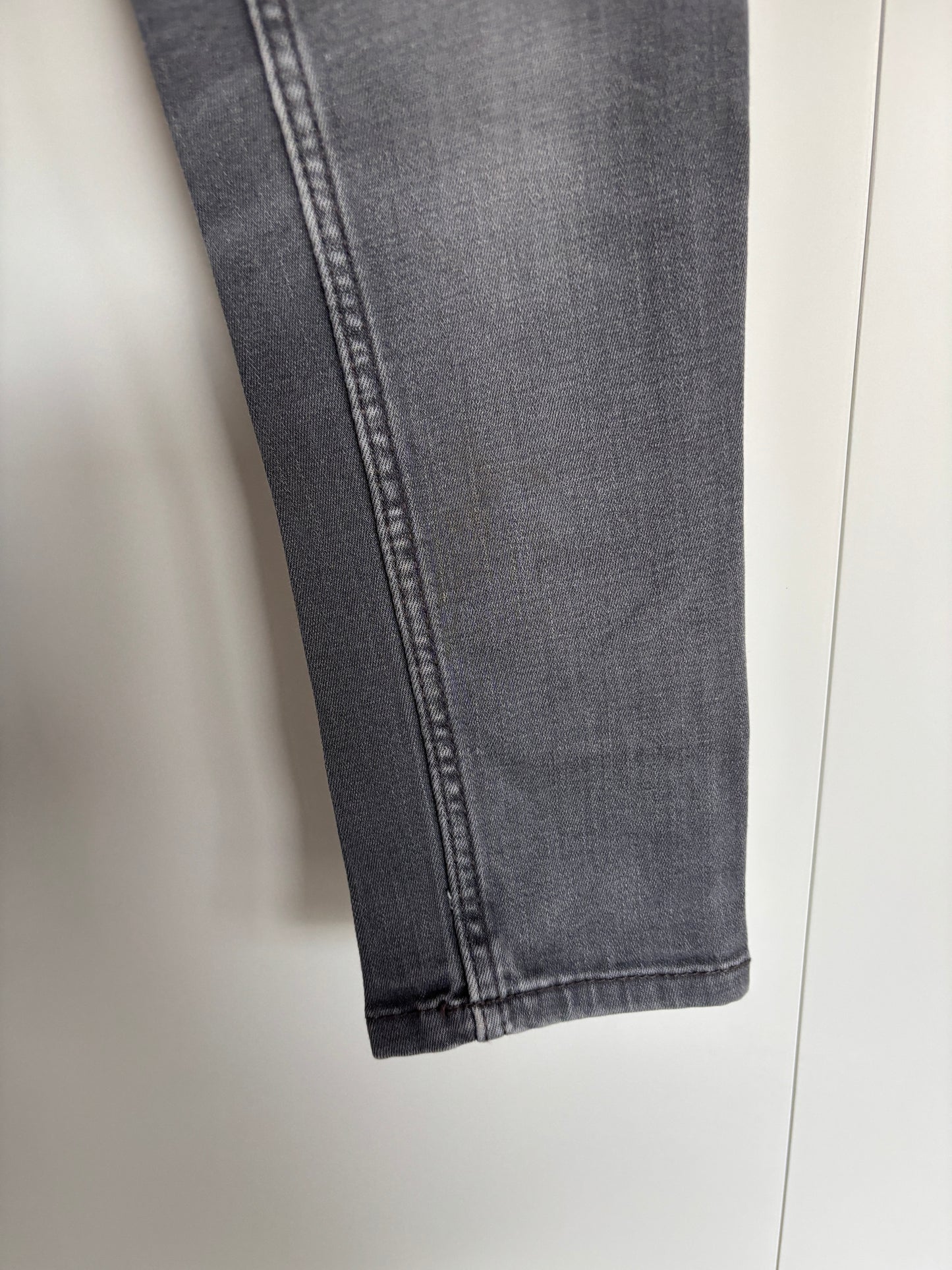 Donkergrijze jeansbroek