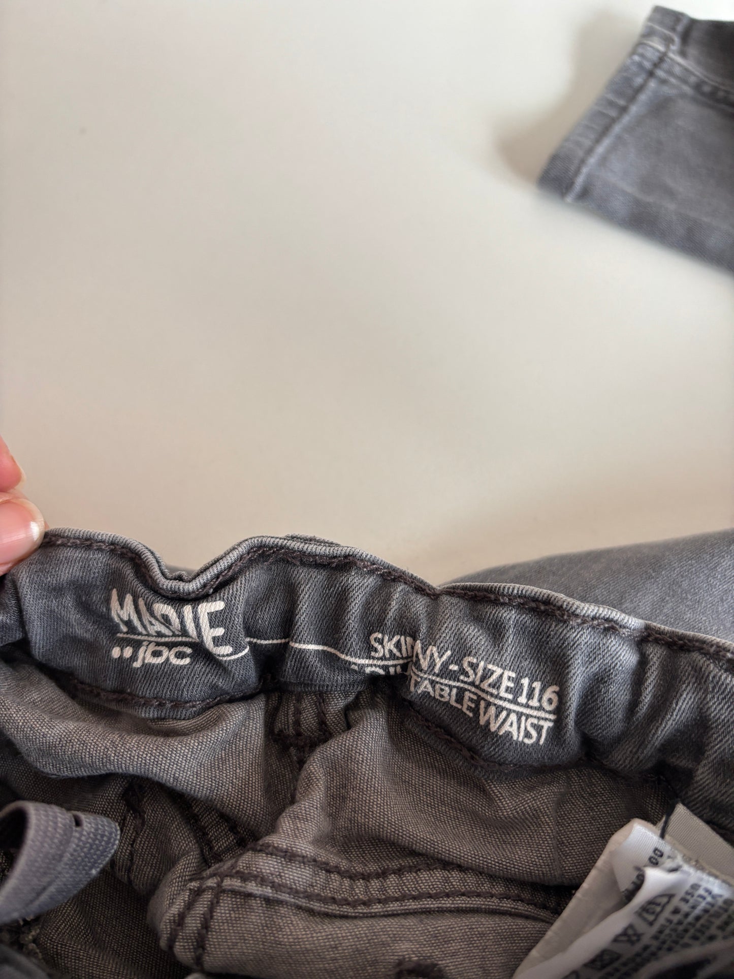 Donkergrijze jeansbroek