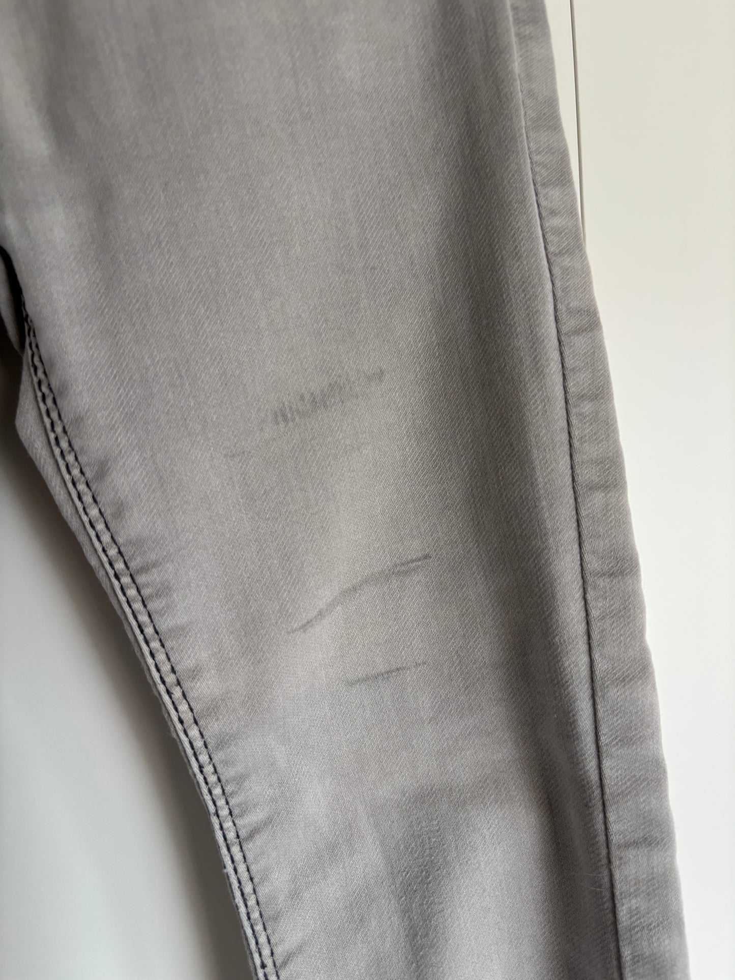 Lichtgrijze jeansbroek