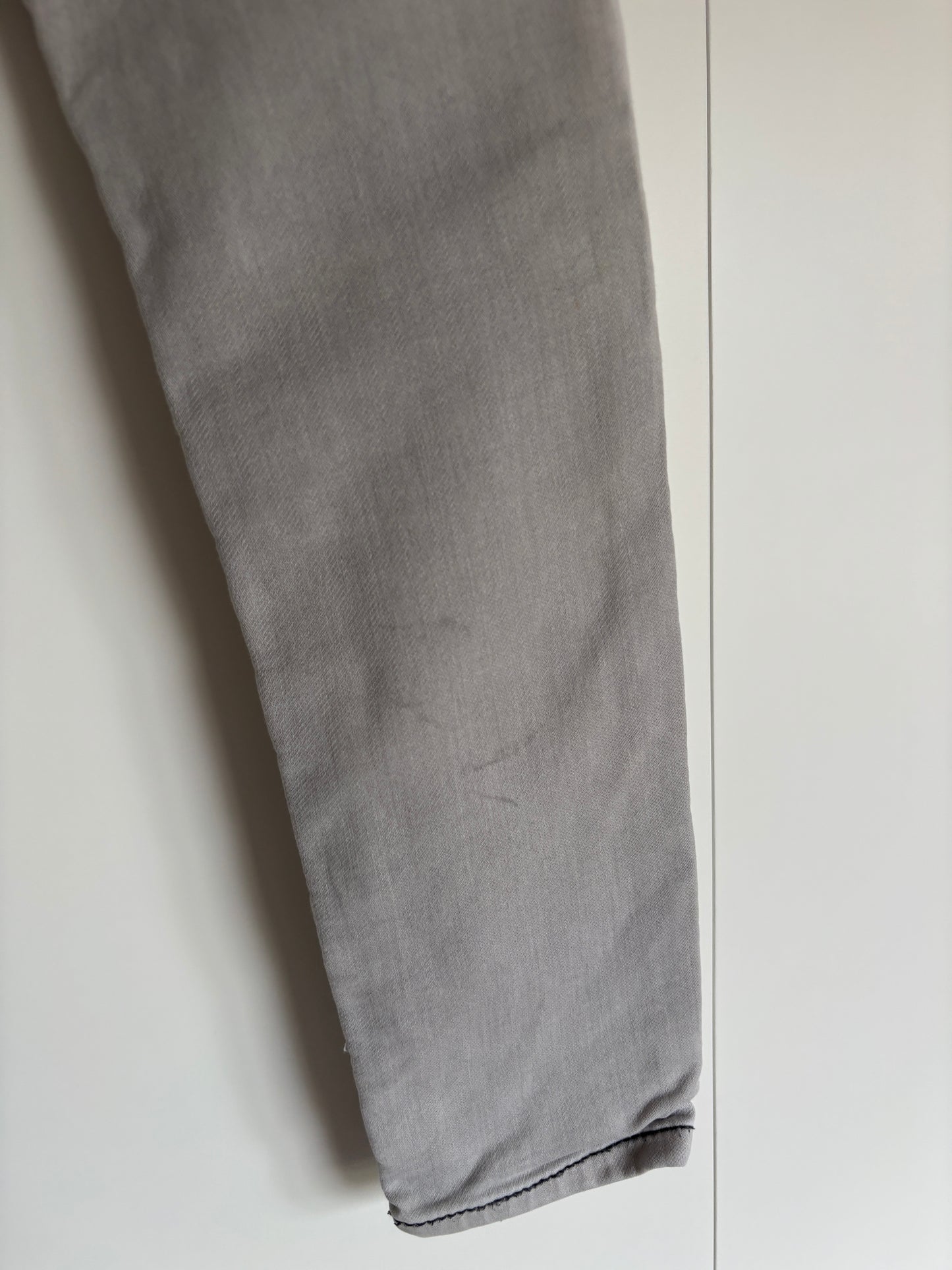 Lichtgrijze jeansbroek