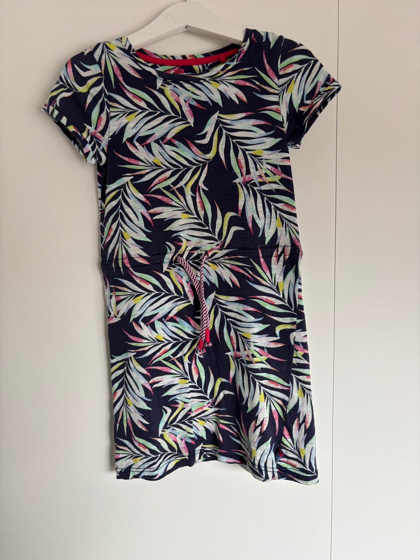 Marineblauw jurkje met geleurde bladeren